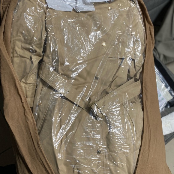 Burberry Beige Trench Coat with Check Lining - Picture 2 of 5